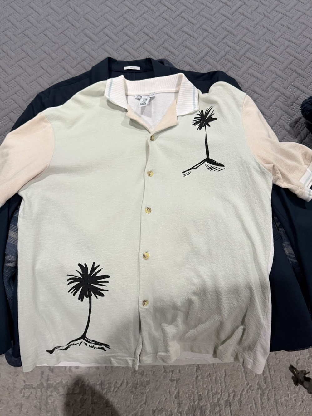 Zara Short-Sleeve Shirt Jacket in Cream with Beige Sleeves & Black Palm Prints